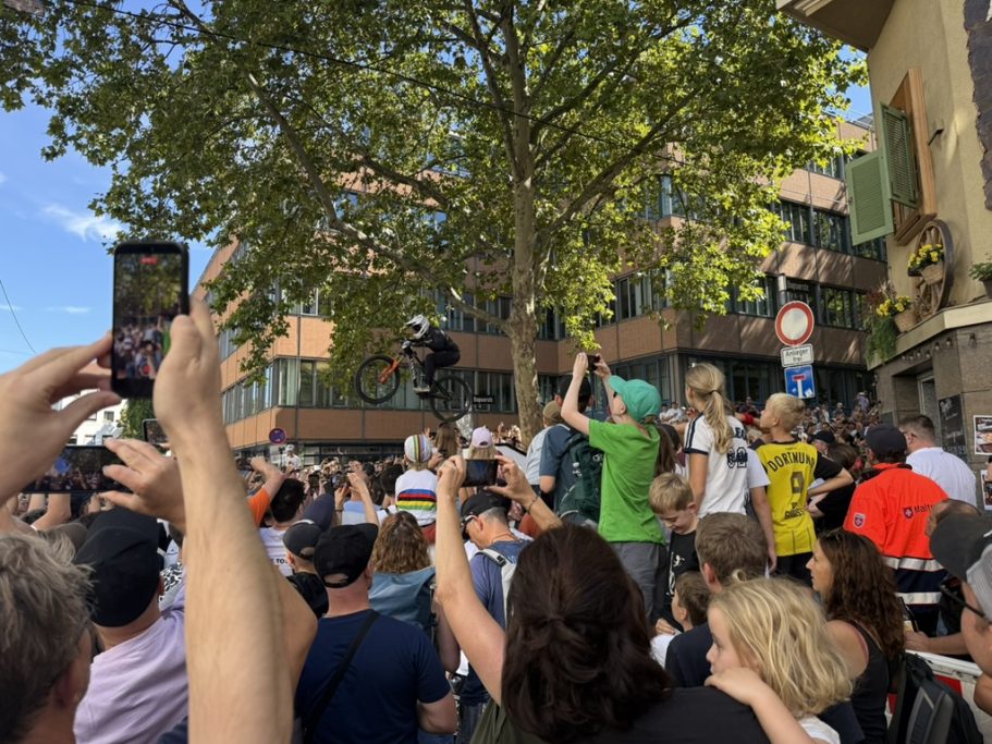 Cerro Abajo Stuttgart · 6. September 2026 Ein Mountainbiker springt beim Cerro Abajo in Stuttgart vor dicht gedrängtem Publikum.